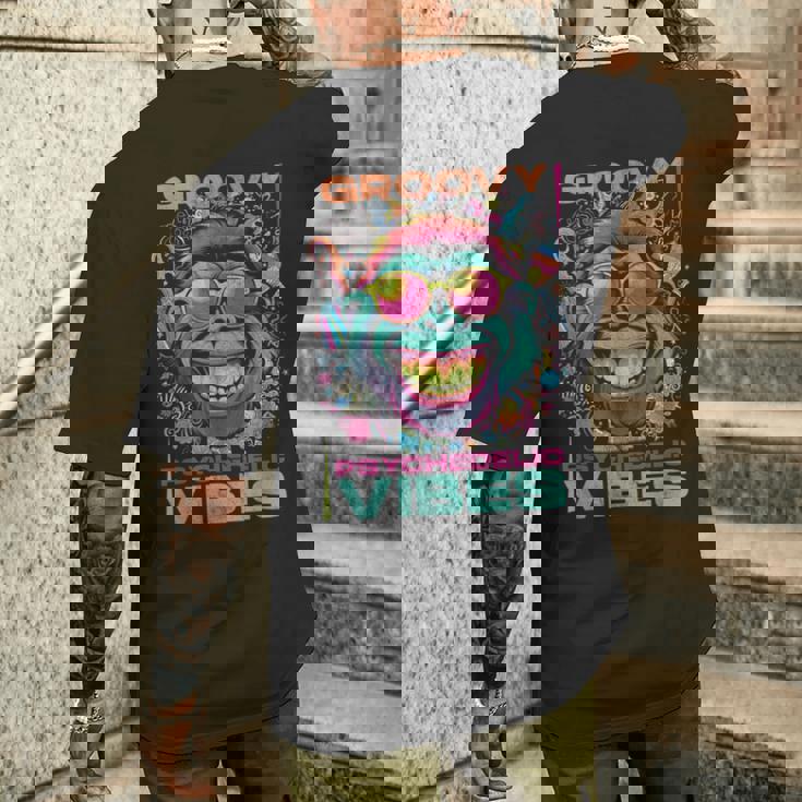 クールなエイプ。グルーヴィーなサイケデリックな雰囲気。 メンズTシャツ バックプリント 彼への贈り物