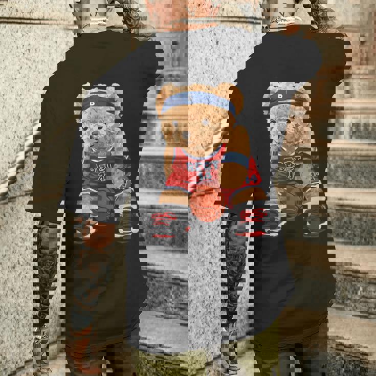 クールなテディベアがバスケットボールのイラストグラフィックデザインを演じます。 メンズTシャツ バックプリント 彼への贈り物