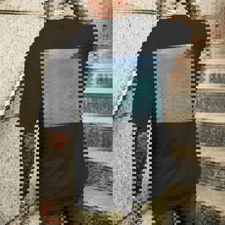 グスタフ・クリムトによるアターゼー 1900 メンズTシャツ バックプリント 彼への贈り物