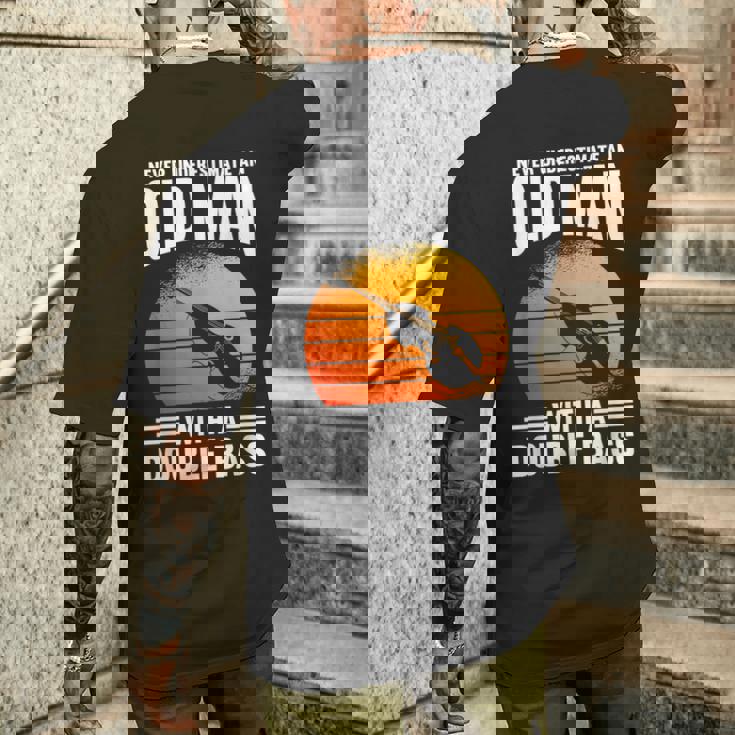 コントラバスの老人を過小評価しないでください メンズTシャツ バックプリント 彼への贈り物