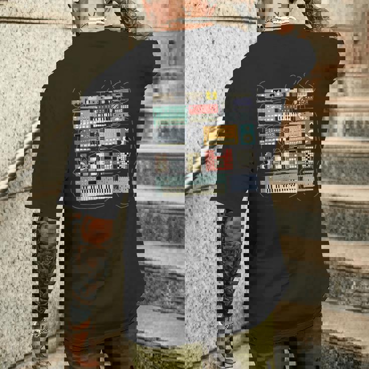 シンセサイザー エレクトロニック・ミュージシャン と Dj メンズTシャツ バックプリント 彼への贈り物