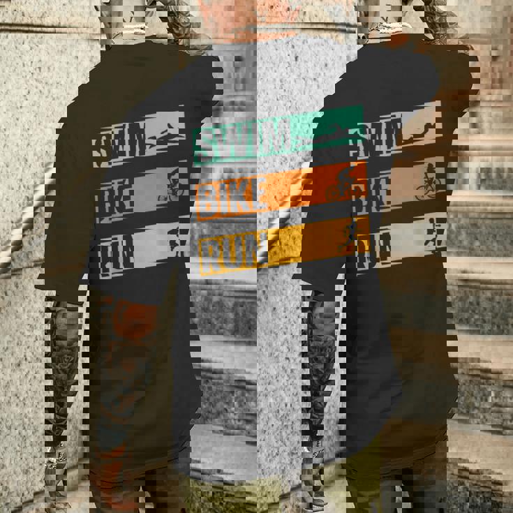 スイム・バイク・ラン トライアスロン選手 アスリート スポーツ トライアスロン メンズTシャツ バックプリント 彼への贈り物