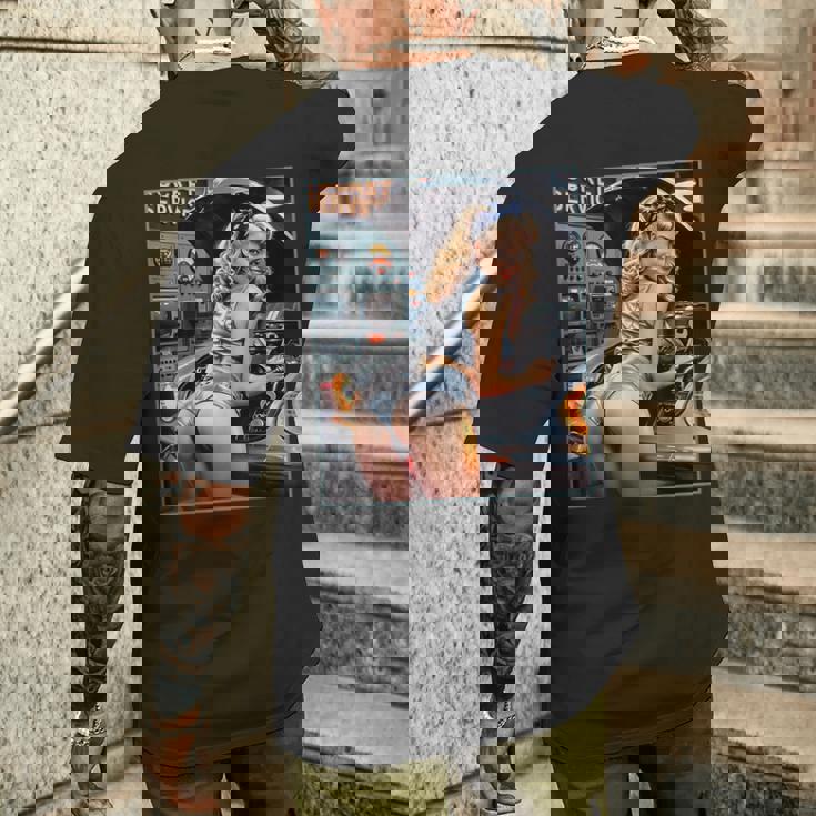 セクシーガールグラフィックtシャツ セクシーなブロンドメカニックピンナップガール メンズTシャツ バックプリント 彼への贈り物