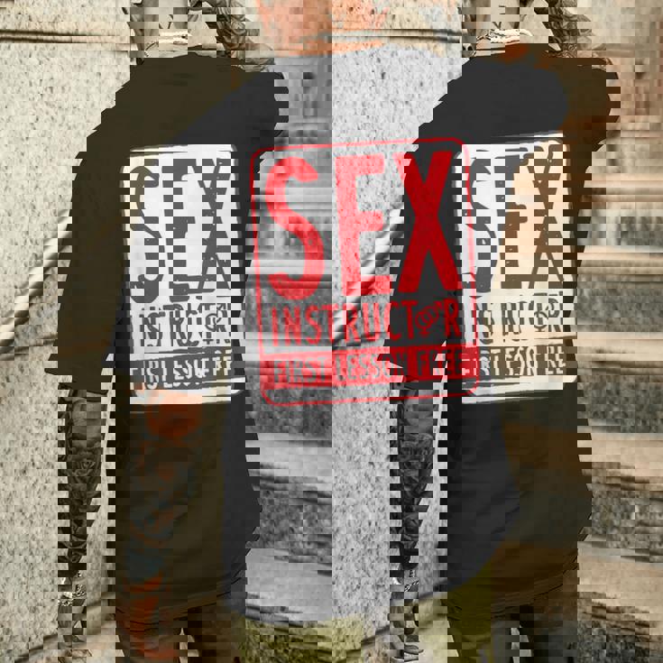 セックスインストラクター、バチェラーパーティー、面白いバチェラーパーティーのアイデア メンズTシャツ バックプリント 彼への贈り物