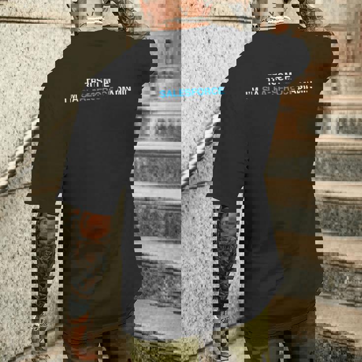 セールスフォースシステム管理者-私を信じてください、私はセールスフォースシステム管理者aas メンズTシャツ バックプリント 彼への贈り物