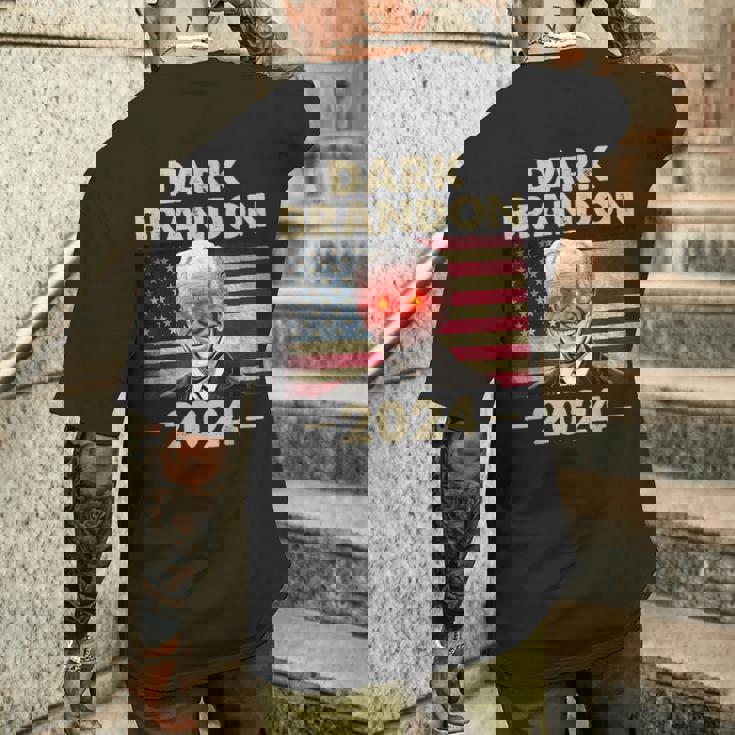 ダークブランドン・バイデン 2024 レトロフラッグ Usa ファニー ジョー・バイデン メンズTシャツ バックプリント 彼への贈り物