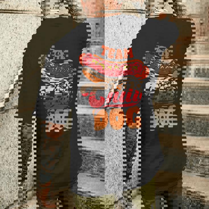 チーム・チリ・ドッグ 面白いチリコンカーン ホットドッグ好きのフードトラック メンズTシャツ バックプリント 彼への贈り物