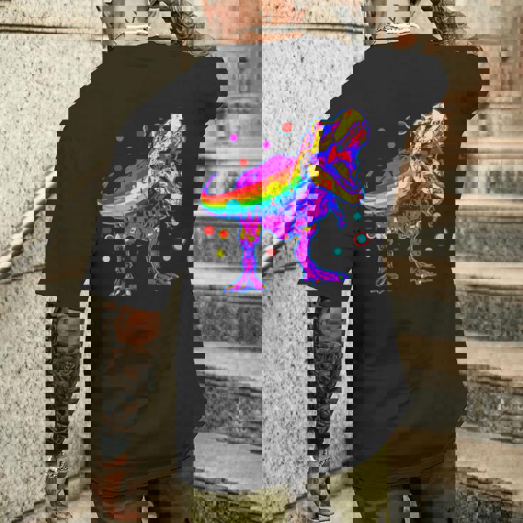 ティラノサウルス レックス 虹色 恐竜 恋人 デザイン メンズTシャツ バックプリント 彼への贈り物