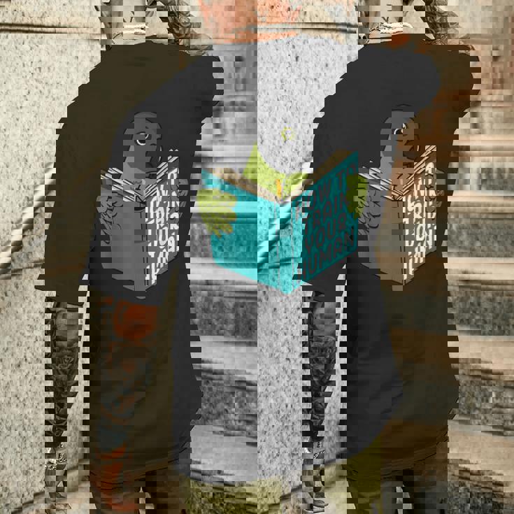 トレイン・ユア・ヒューマン I ブック・パロット I セネガルオウム メンズTシャツ バックプリント 彼への贈り物