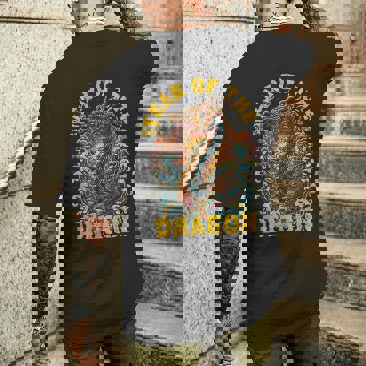 ドラゴンの年2024明けましておめでとうございます漢字 メンズTシャツ バックプリント 彼への贈り物