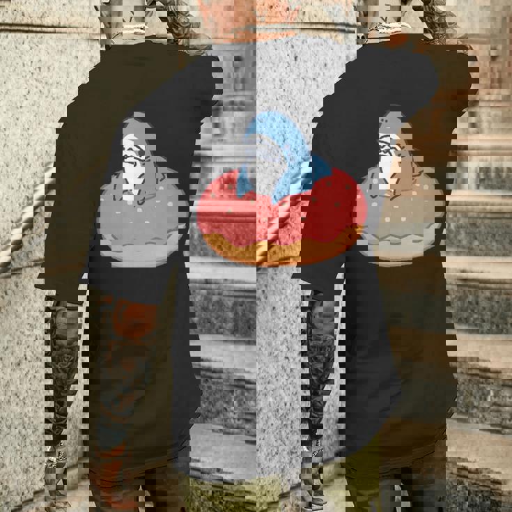 ドーナツに喰われるサメ さめ かわいい ゆるい イラスト シュール おもしろ 鮫 シャーク メンズTシャツ バックプリント 彼への贈り物