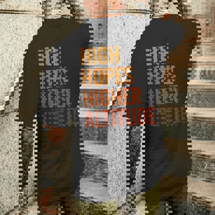 ハイ・ホープス 高地、楽しいインスピレーションロケット打ち上げ メンズTシャツ バックプリント 彼への贈り物