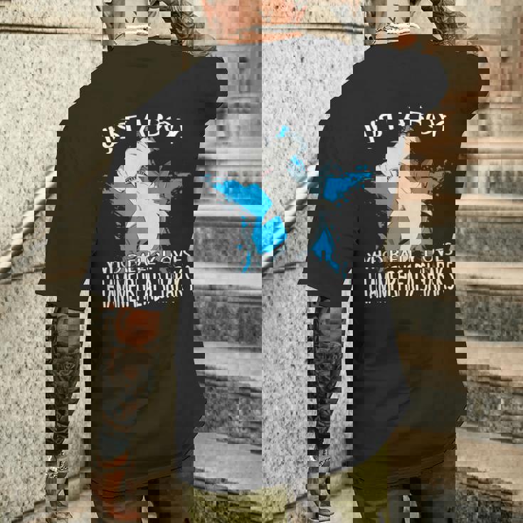 ハンマーヘッドシャークが大好きな男の子です。ハンマーヘッドシャーク ハンマーヘッドシャーク メンズTシャツ バックプリント 彼への贈り物