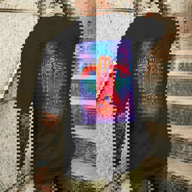 ビッグフット ペトログリフ – 古代サスカッチ洞窟アートデザイン メンズTシャツ バックプリント 彼への贈り物