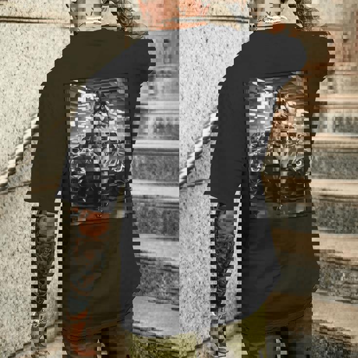 ピンナップガールtシャツ 男性用 巨乳ピンナップガール&カー B&W メンズTシャツ バックプリント 彼への贈り物