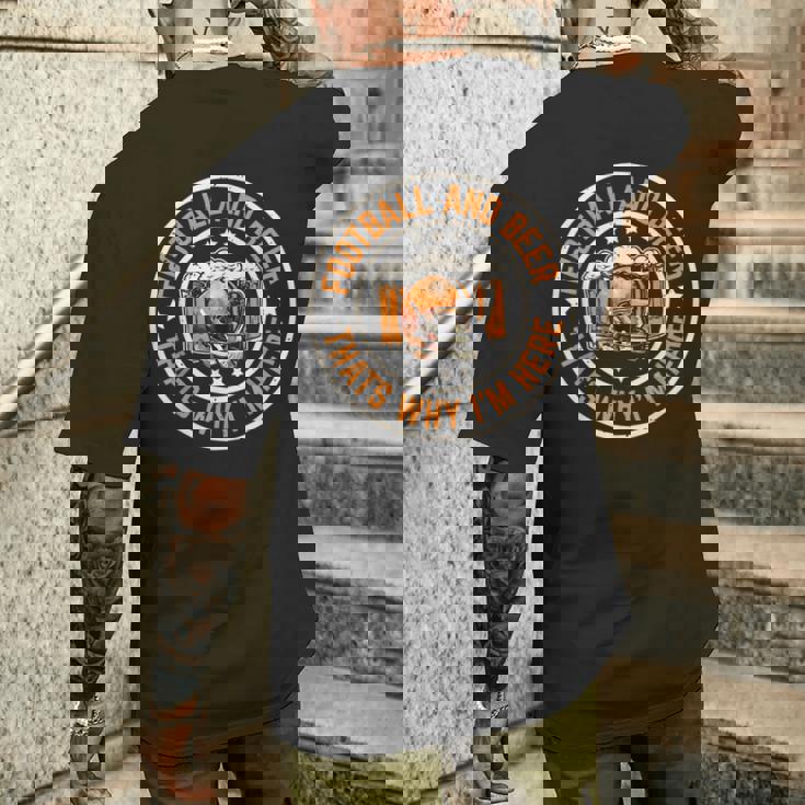 フットボールとビール、それが私がここにいる理由です アメリカンフットボール メンズTシャツ バックプリント 彼への贈り物