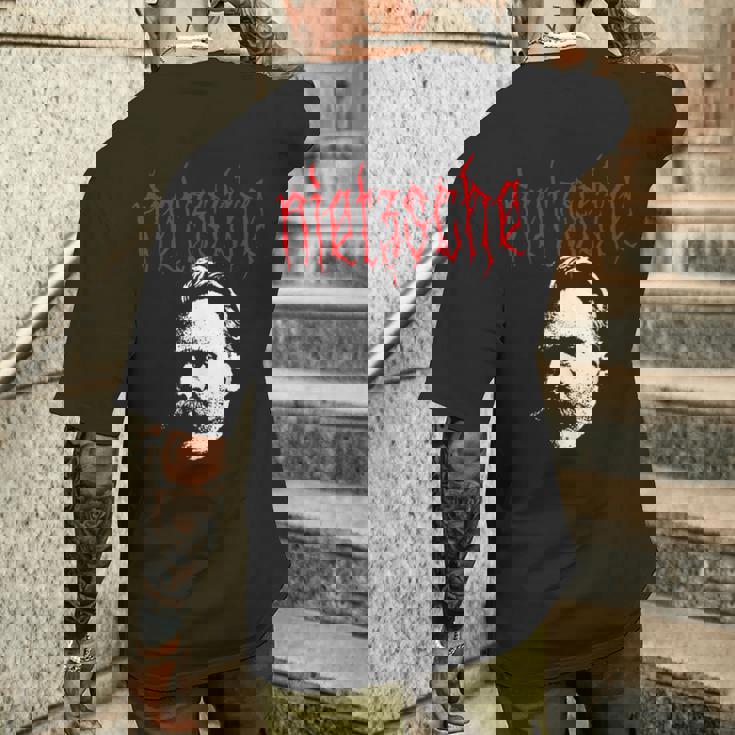 フリードリヒ・ニーチェ-金属の哲学者の設計 メンズTシャツ バックプリント 彼への贈り物