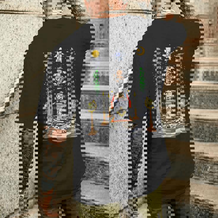 フリーメーソンのロッジ フリーメイソン フリーメイソンのコンパス フリーメイソンの祭壇 メンズTシャツ バックプリント 彼への贈り物