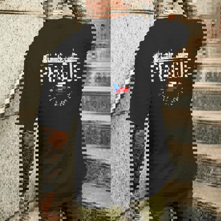 プラハ スカイライン チェコ共和国 国旗 プライド お土産 メンズTシャツ バックプリント 彼への贈り物