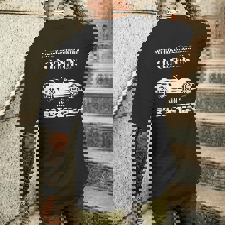 ボクスターを持った老人を決して過小評価しないでください。 メンズTシャツ バックプリント 彼への贈り物