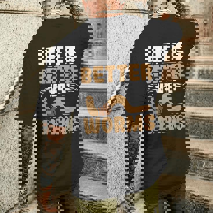 ミミズがいると人生はより良くなる ミミズの養殖 ミミズ ファーマー メンズTシャツ バックプリント 彼への贈り物