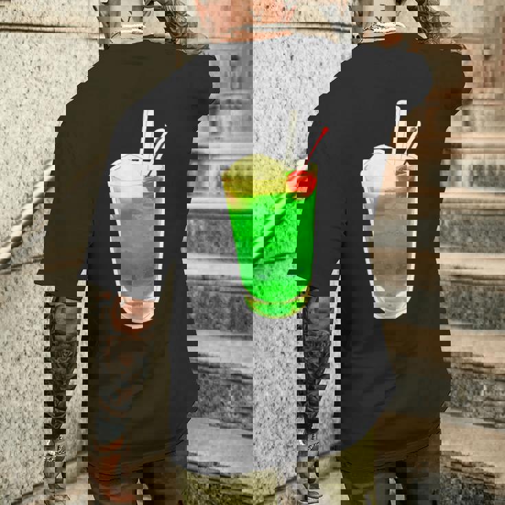 メロンソーダ／クリームソーダ（スイーツ ポップ）夏【サマータイム】昭和レトロ 80S かわいい デザイン メンズTシャツ バックプリント 彼への贈り物