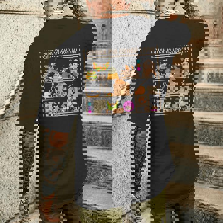 モルモットのコンドの生活のおもちゃヘイベッドの隠れ家の家 メンズTシャツ バックプリント 彼への贈り物