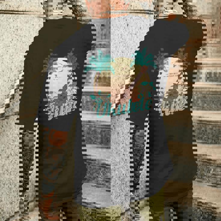 ライフ・イズ・ベター ウクレレで ミュージシャン ハワイ アコースティック ウクレレ メンズTシャツ バックプリント 彼への贈り物