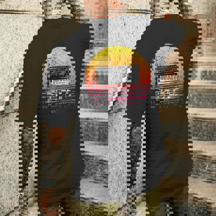 レトロ 80年代 日本風 シンスウェーブ アナログシンセサイザー メンズTシャツ バックプリント 彼への贈り物