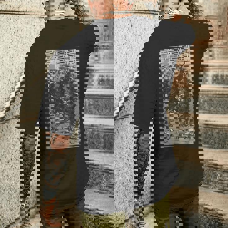 ローラースケートモンキーチンパンジーヴィンテージチンパンジーファニーモンキー メンズTシャツ バックプリント 彼への贈り物