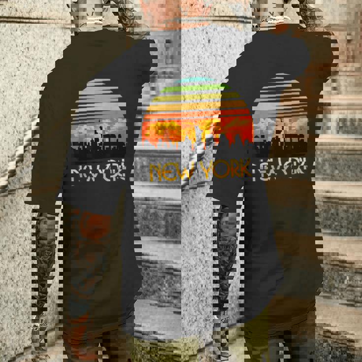 ヴィンテージ レトロ サンセット ダウンタウン ニューヨーク スカイライン メンズTシャツ バックプリント 彼への贈り物