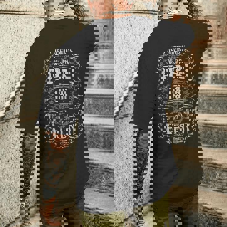 ヴィンテージ65歳の誕生日レジェンドは1961年4月に誕生しました。 メンズTシャツ バックプリント 彼への贈り物