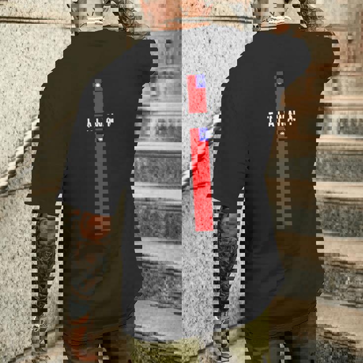 大文字で「Taiwan」の文字が入った縦型台湾国旗 メンズTシャツ バックプリント 彼への贈り物