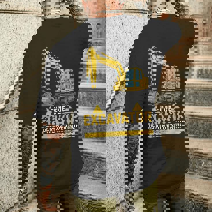 将来の掘削機オペレーターが重機ファンのトレーニングに参加。 メンズTシャツ バックプリント 彼への贈り物