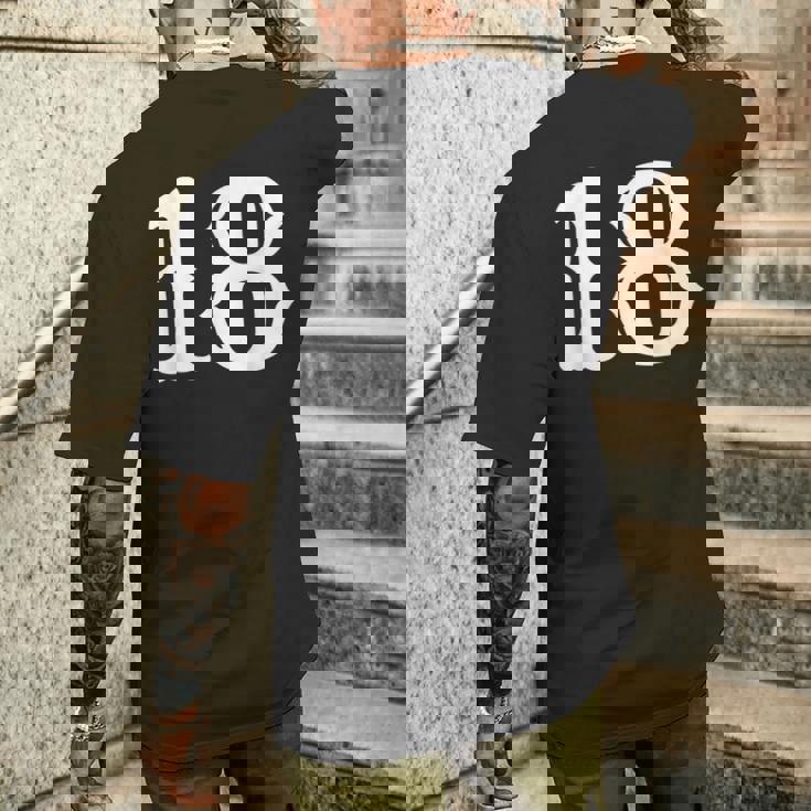 数字 18 インチ 白 大 太字 アメリカ 西部 スタイル フォント メンズTシャツ バックプリント 彼への贈り物