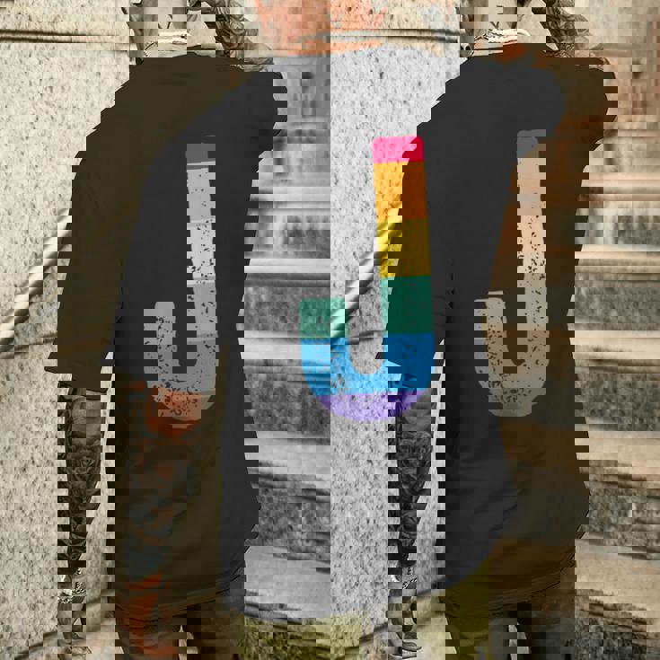 文字 J 大文字 アルファベット モノグラム イニシャル レインボー アルファベット J メンズTシャツ バックプリント 彼への贈り物