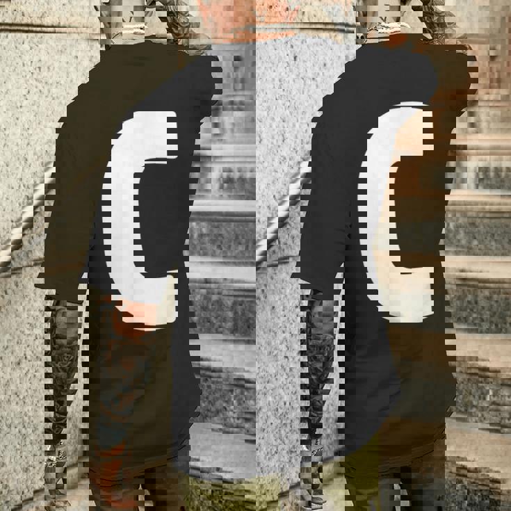 文字c 大文字 アルファベット モノグラム イニシャル メンズTシャツ バックプリント 彼への贈り物