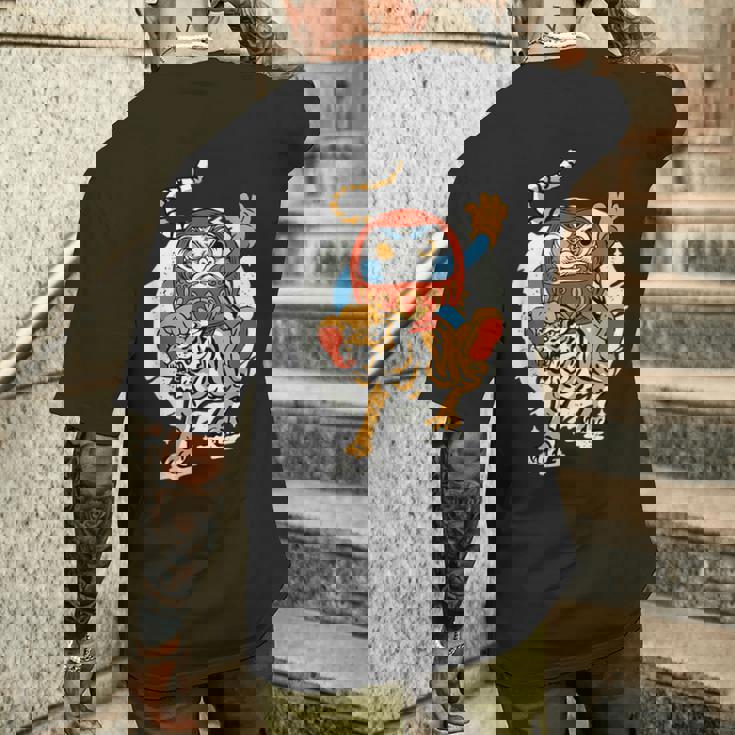 日本のトラ ラッキーだるま人形 日本の伝統 メンズTシャツ バックプリント 彼への贈り物