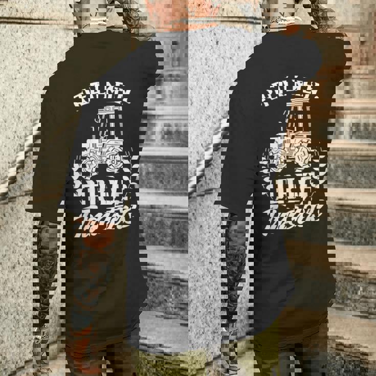 本物の男はトラクターを運転する 農作業 ランチ 農家 ファーム メンズTシャツ バックプリント 彼への贈り物