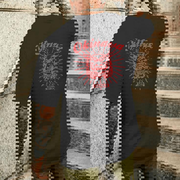 沖縄 那覇 伝統 シーサー ガーディアン ライオン 日本神話 メンズTシャツ バックプリント 彼への贈り物