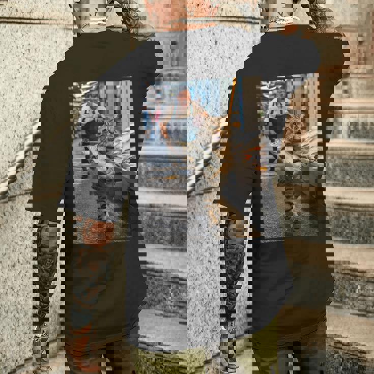 猫が魚市場を盗む冒険ファニーアートミーム メンズTシャツ バックプリント 彼への贈り物