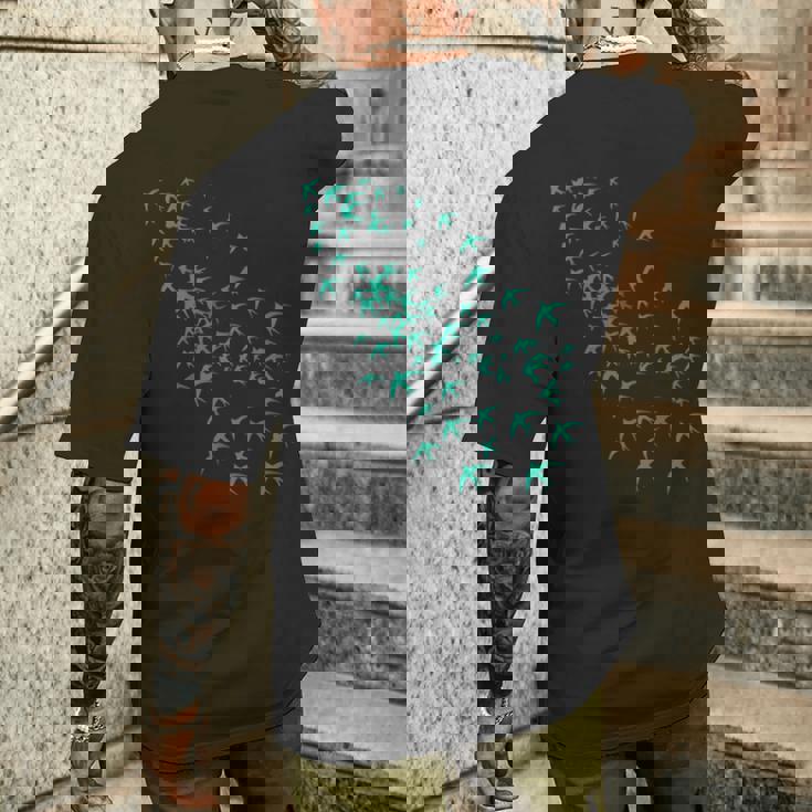 空と自然の鳥の群れ ツバメの空飛ぶ群れ メンズTシャツ バックプリント 彼への贈り物