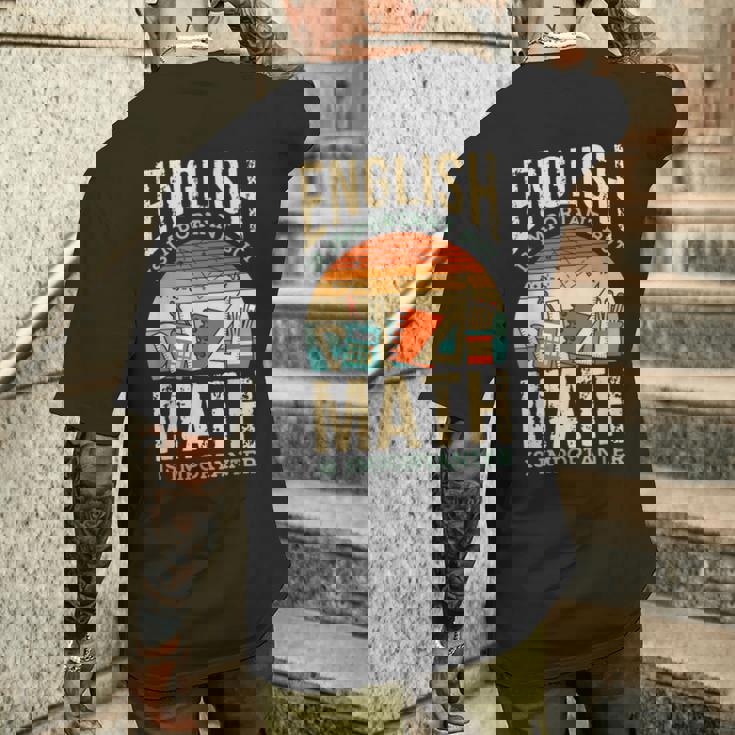 英語は大切だけど数学はもっと大事、数学ダジャレは面白い メンズTシャツ バックプリント 彼への贈り物