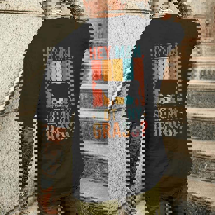 草を求めるレトロの面白い牛 農場のユーモアスタイル メンズTシャツ バックプリント 彼への贈り物