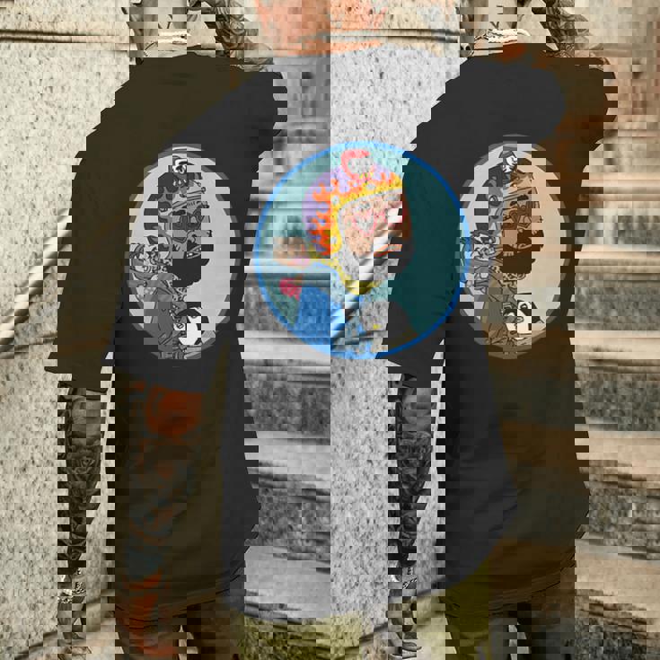 赤ちゃんをおんぶしたファンキー男 ハート型のサングラス ミニダルマ ヒゲ ファイヤーパターンのヘルメット メンズTシャツ バックプリント 彼への贈り物