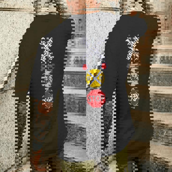 鉄道 踏切 標識 電車 作業員 エンジニア Railfan メンズTシャツ バックプリント 彼への贈り物