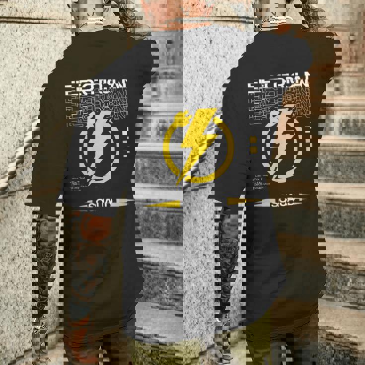 電圧回路 電気技術者 職人 メンズTシャツ バックプリント 彼への贈り物