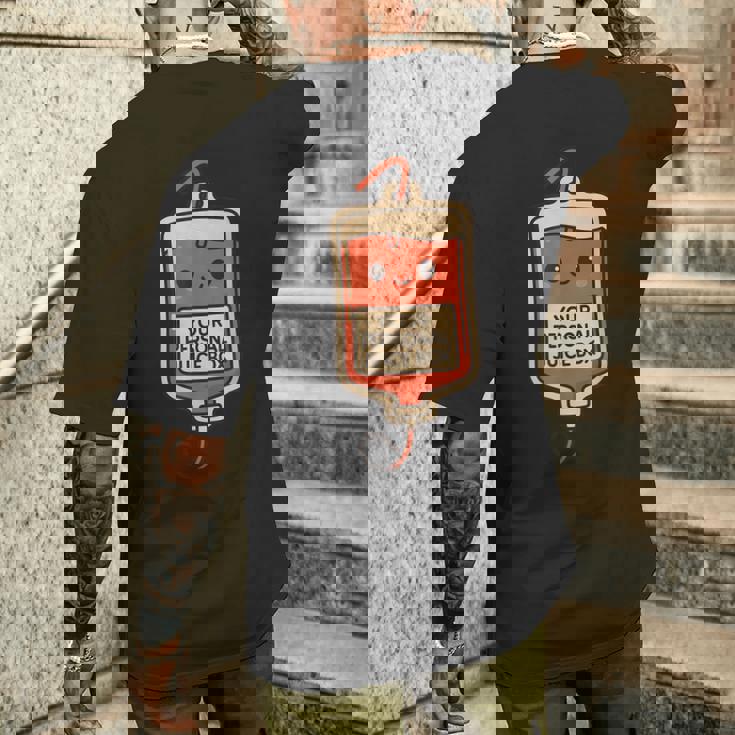 面白い かわいい 静脈内科医 血液バッグ 看護師 医療 ユーモア メンズTシャツ バックプリント 彼への贈り物