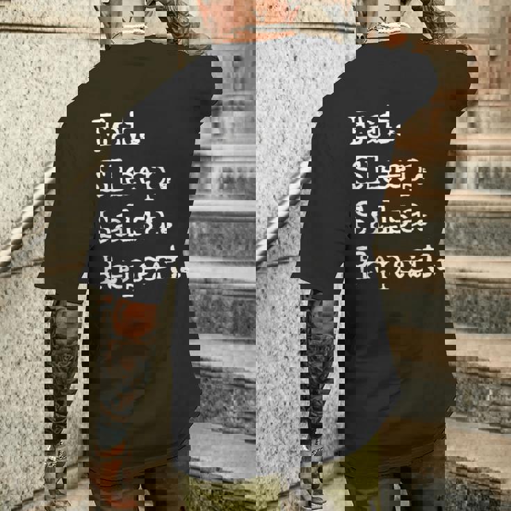 食べる。寝る。サルサ。繰り返す。 メンズTシャツ バックプリント 彼への贈り物