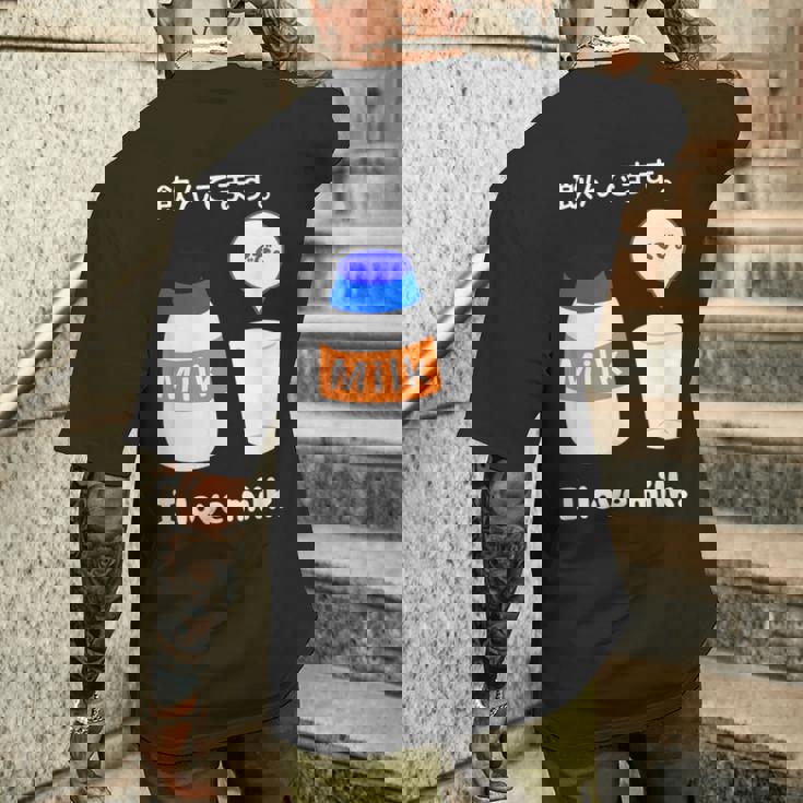 飲んでます。牛乳 ミルク 牧場 健康 飲み物 ボトル キャップ メンズTシャツ バックプリント 彼への贈り物